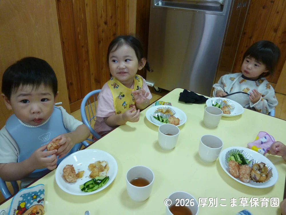 お昼ごはんを食べている子どもたちの様子
