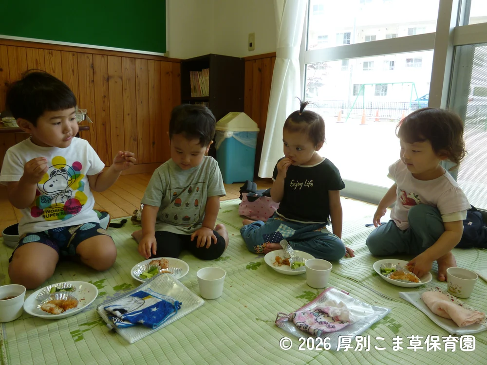 お昼ごはんを食べている子どもたちの様子