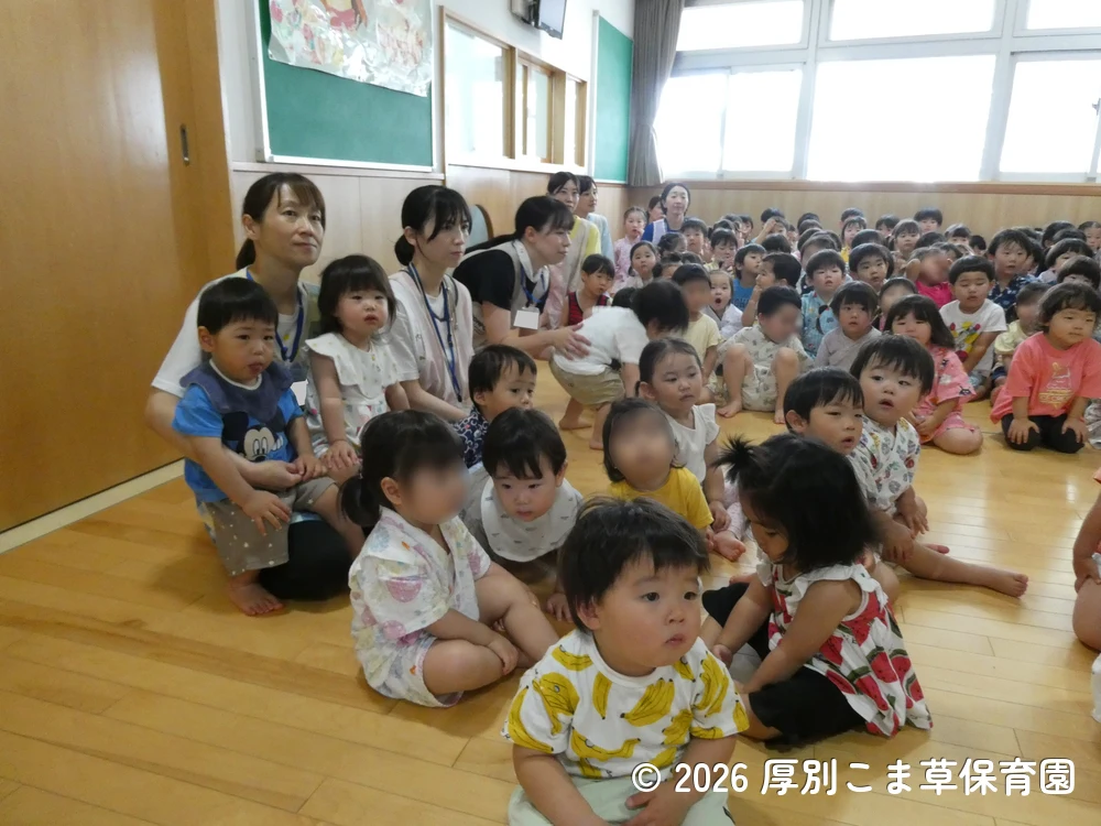 会が始まる前に先生の説明をしっかり聞いている子どもたちの様子