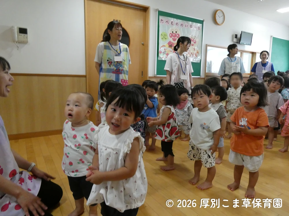 「たなばたさま」を元気よくうたっている子どもたちの様子