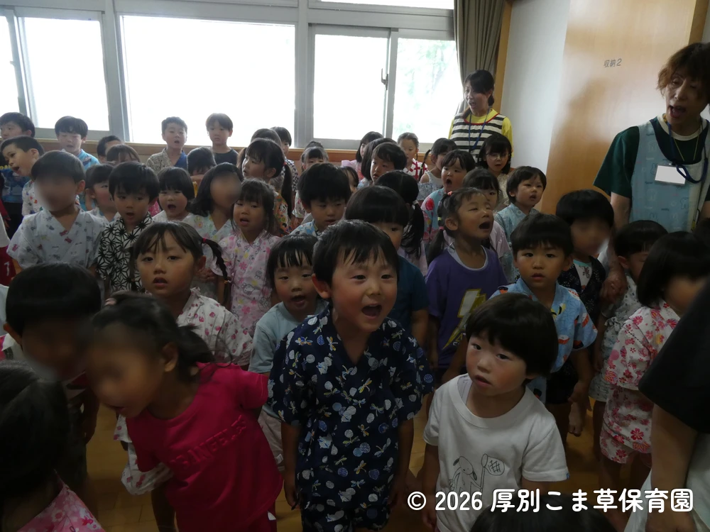 「たなばたさま」を元気よくうたっている子どもたちの様子