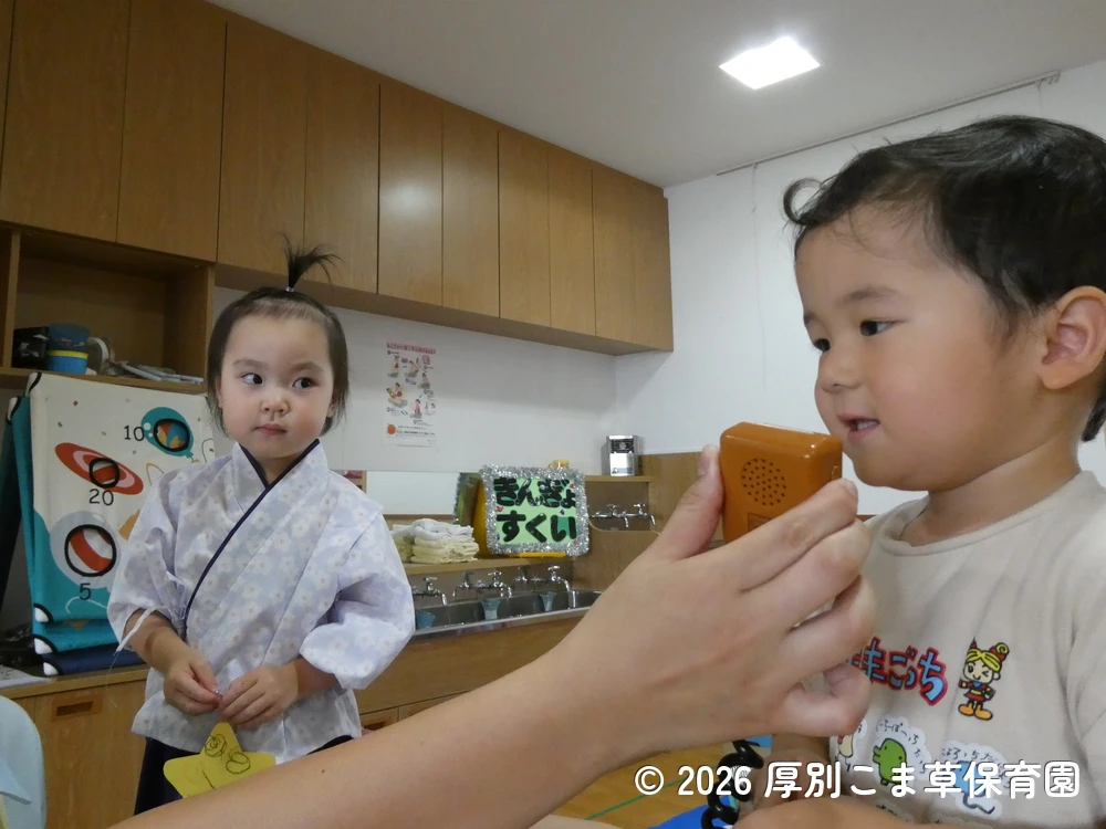 七夕飾りつけ制作の内容を発表するちゅうりっぷ組(2歳児)の子どもたちの様子