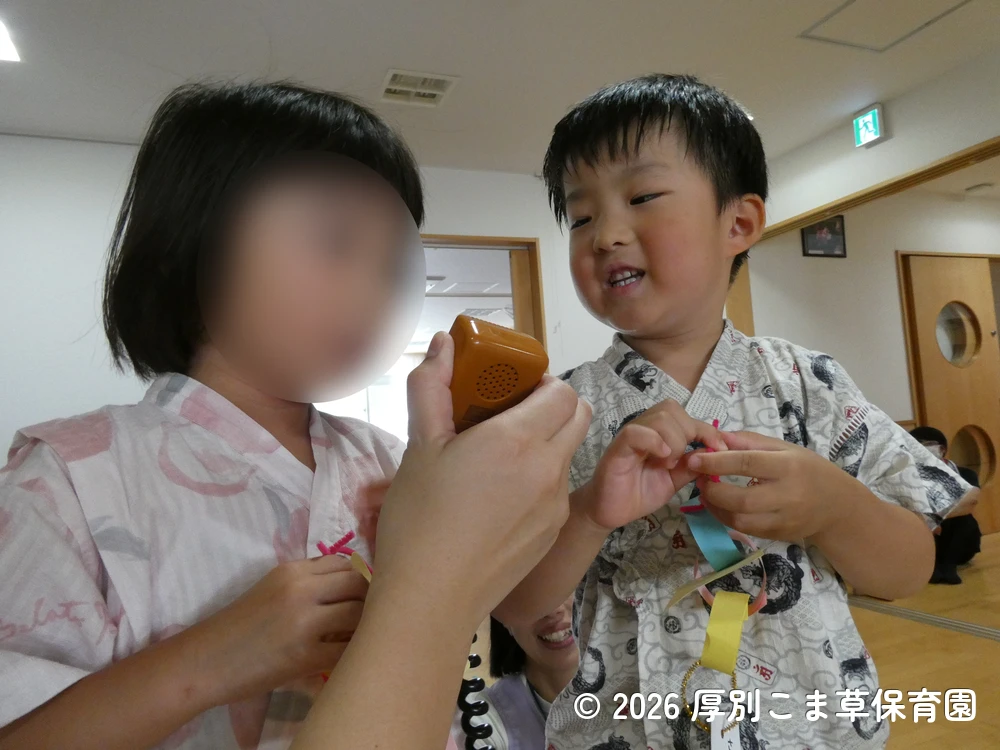 七夕飾りつけ制作の内容を発表するすみれ組(4歳児)の子どもたちの様子