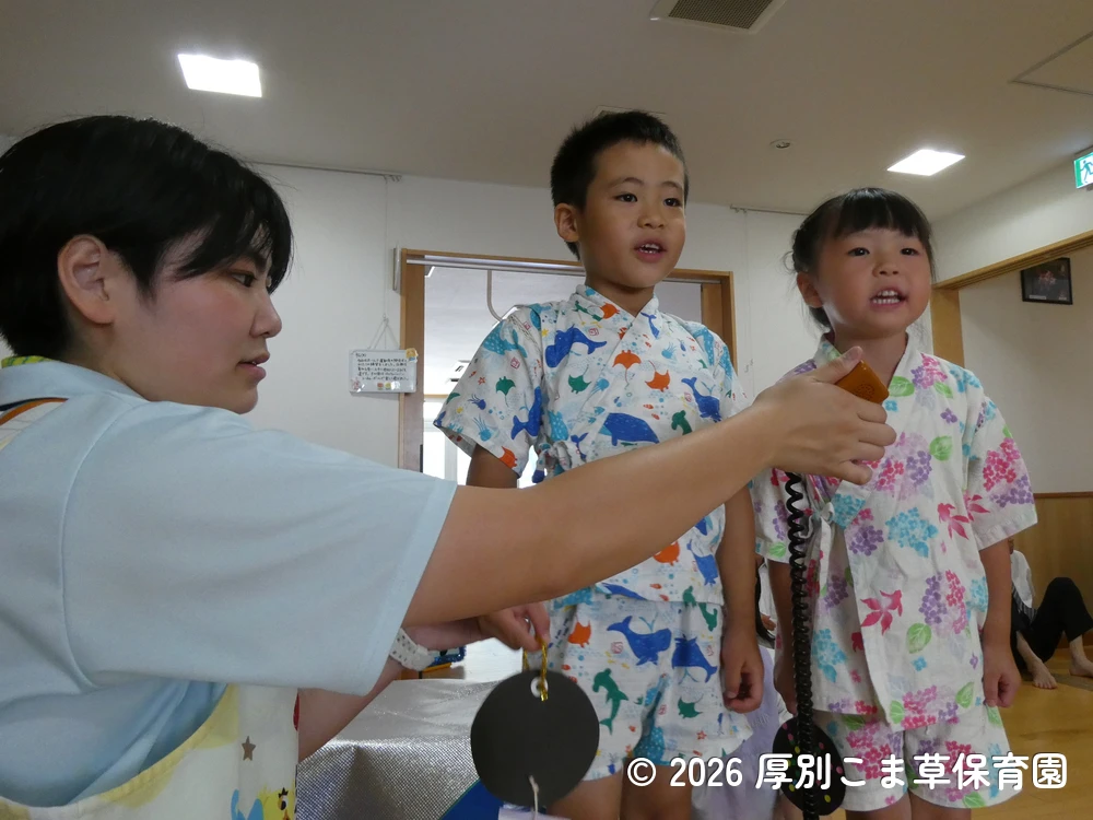 七夕飾りつけ制作の内容を発表するひまわり組(5歳児)の子どもたちの様子