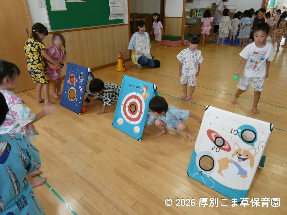 まとあてコーナーで遊んでいる子どもたちの様子