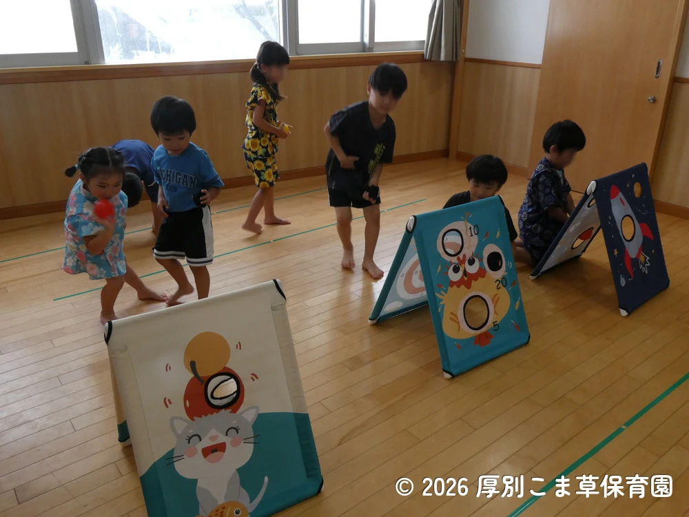まとあてコーナーで遊んでいる子どもたちの様子