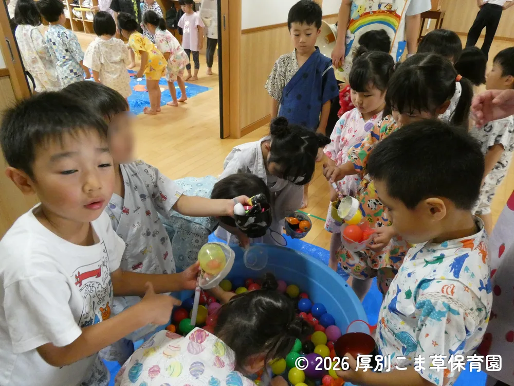 金魚すくいコーナーで遊んでいる子どもたちの様子