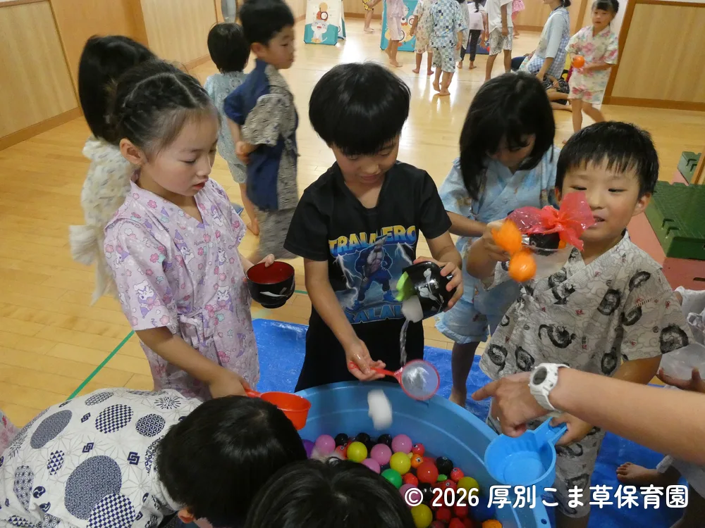 金魚すくいコーナーで遊んでいる子どもたちの様子