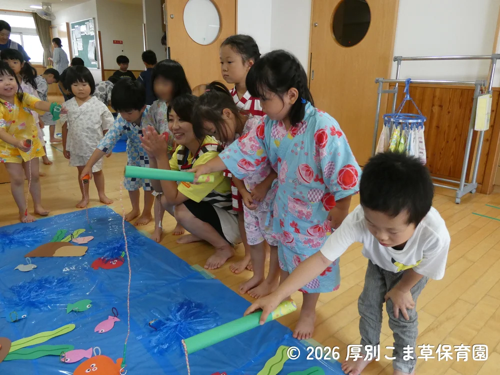 さかなつりコーナーで遊んでいる子どもたち様子