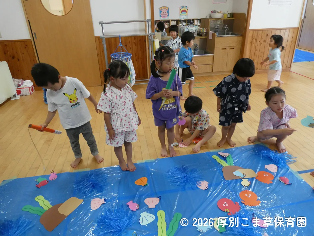 さかなつりコーナーで遊んでいる子どもたち様子