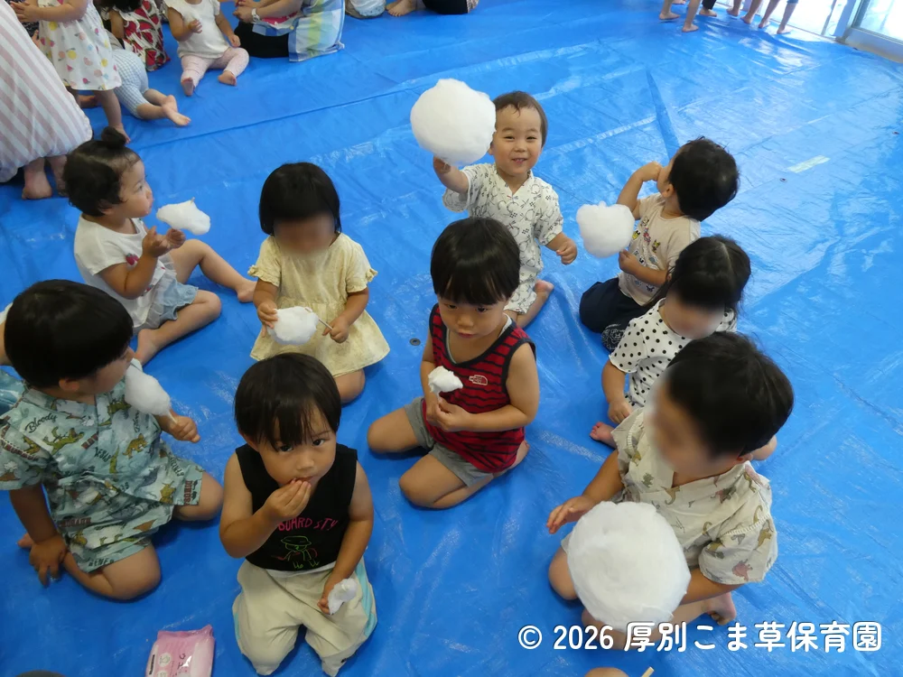 わたあめをおいしそうに食べているちゅうりっぷ組(2歳児)の子どもたちの様子