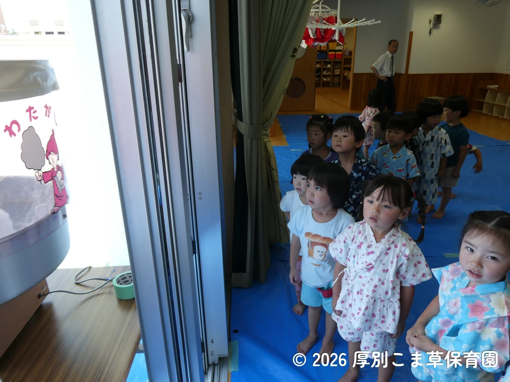 わたあめ機の前に並んで待っている子どもたちの様子
