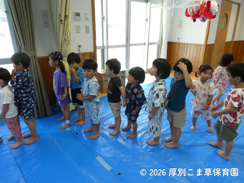 わたあめ機の前に並んで待っている子どもたちの様子