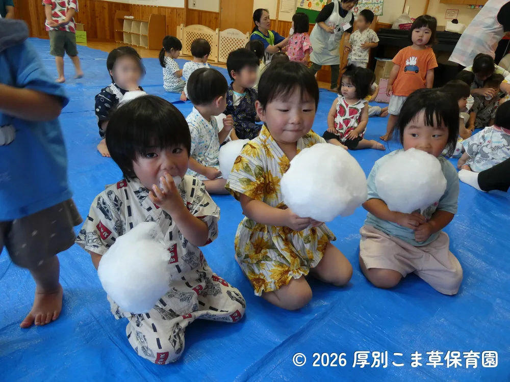 わたあめをおいしそうに食べているあさがお組（３歳児）の子どもたちの様子
