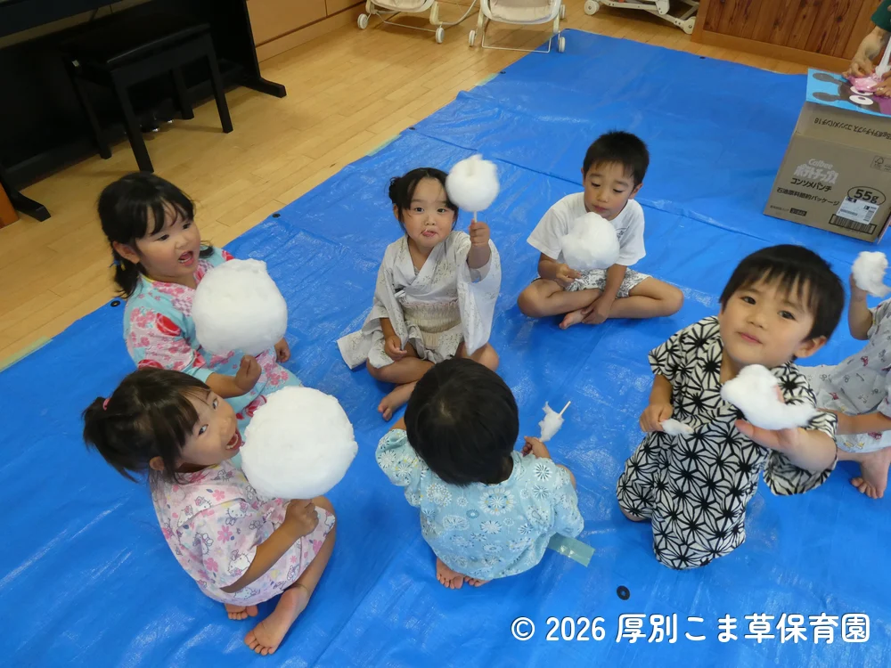 わたあめをおいしそうに食べているすみれ組(4歳児)の子どもたちの様子