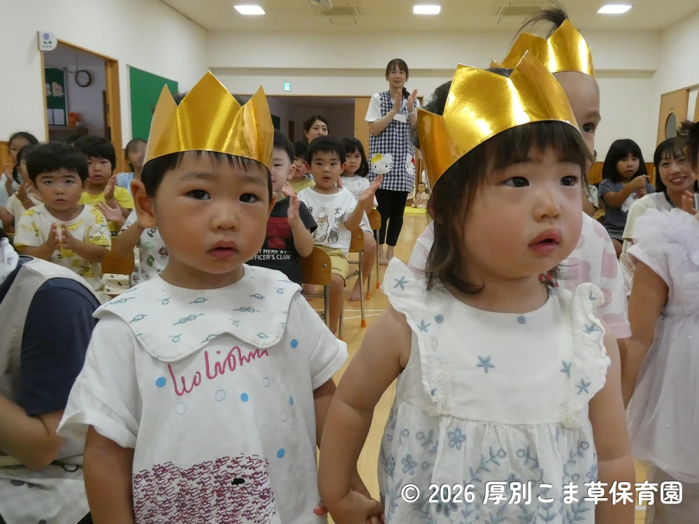 音楽に合わせて色々な表情を見せながら入場する誕生児の子どもたちの様子