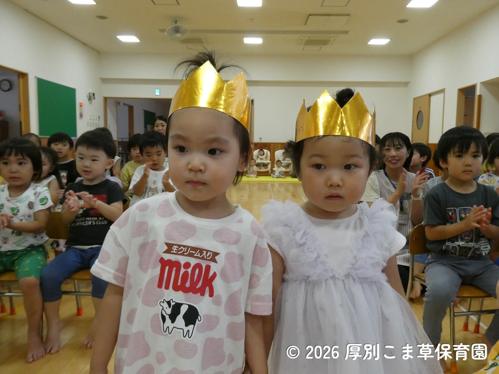 音楽に合わせて色々な表情を見せながら入場する誕生児の子どもたちの様子