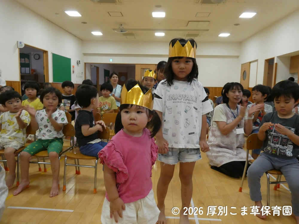 音楽に合わせて色々な表情を見せながら入場する誕生児の子どもたちの様子