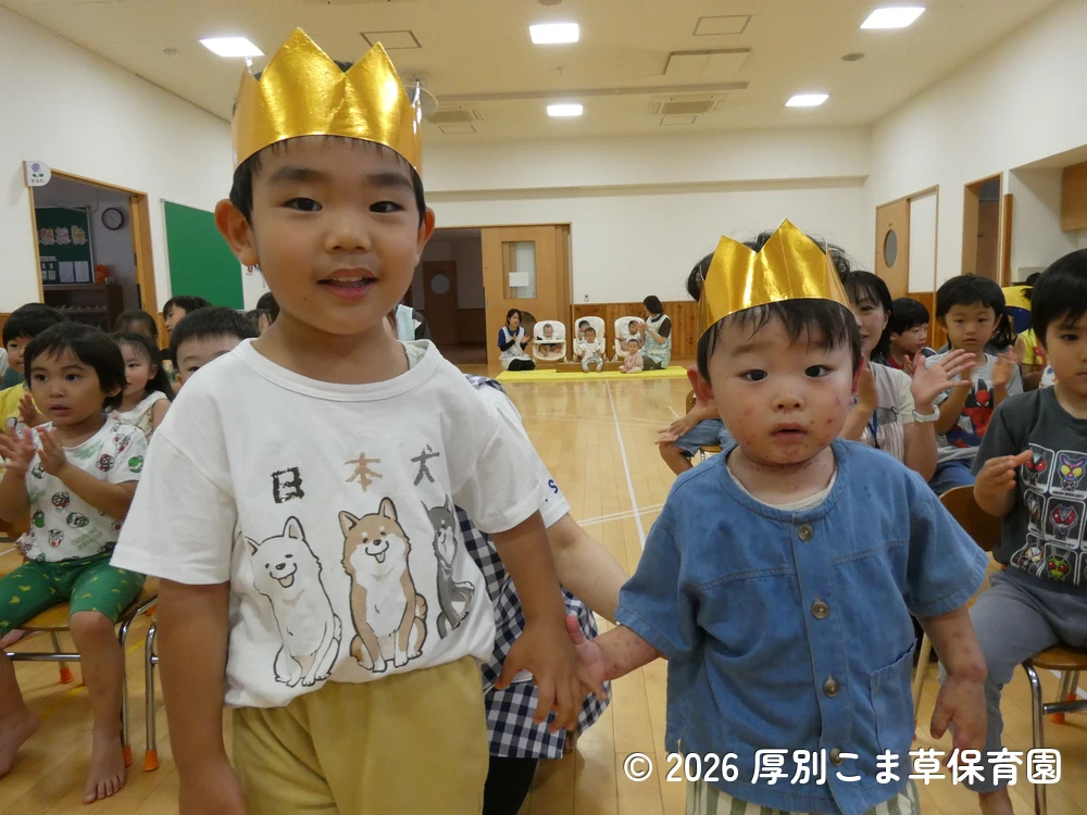 音楽に合わせて色々な表情を見せながら入場する誕生児の子どもたちの様子