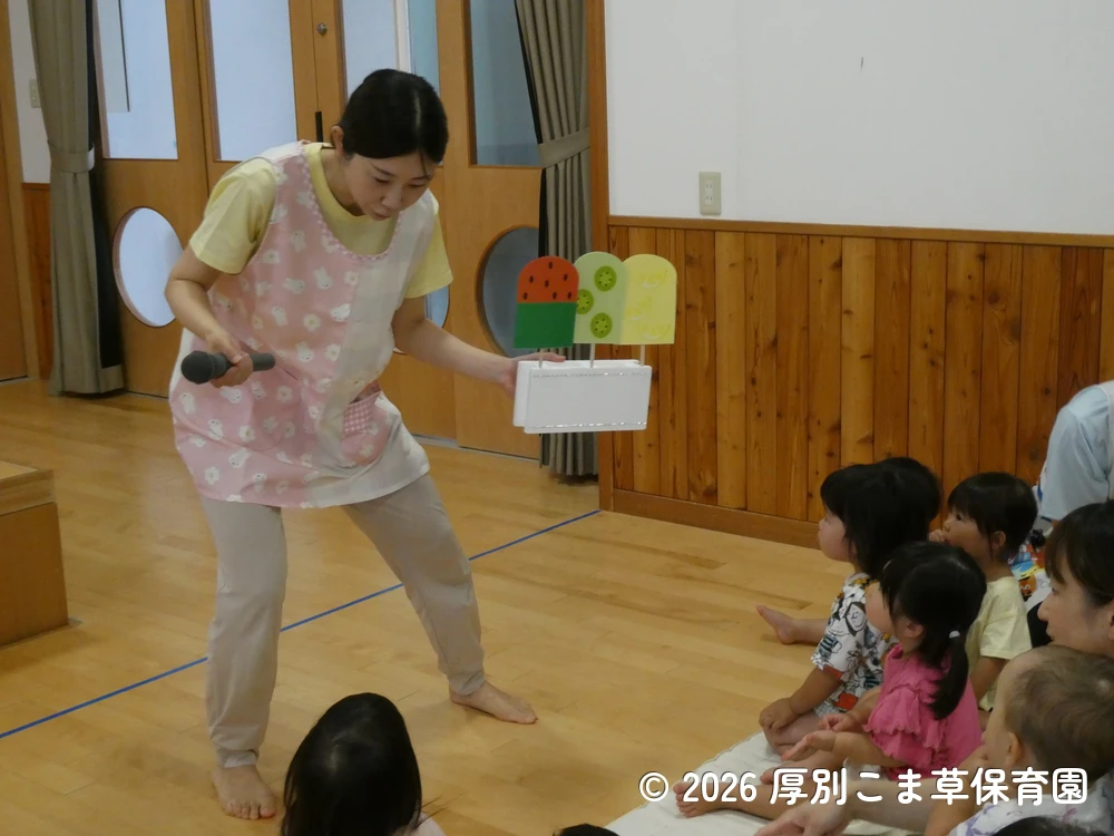 質問するクラスが書かれたアイスの形をしたくじを引いている子どもたちの様子