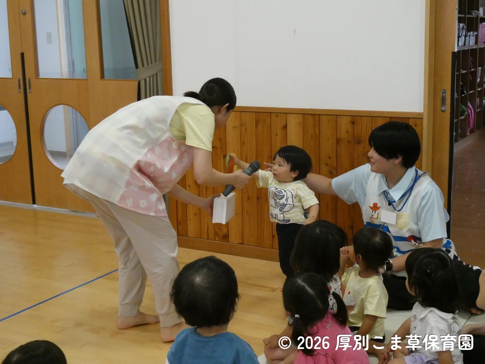 質問するクラスが書かれたアイスの形をしたくじを引いている子どもたちの様子
