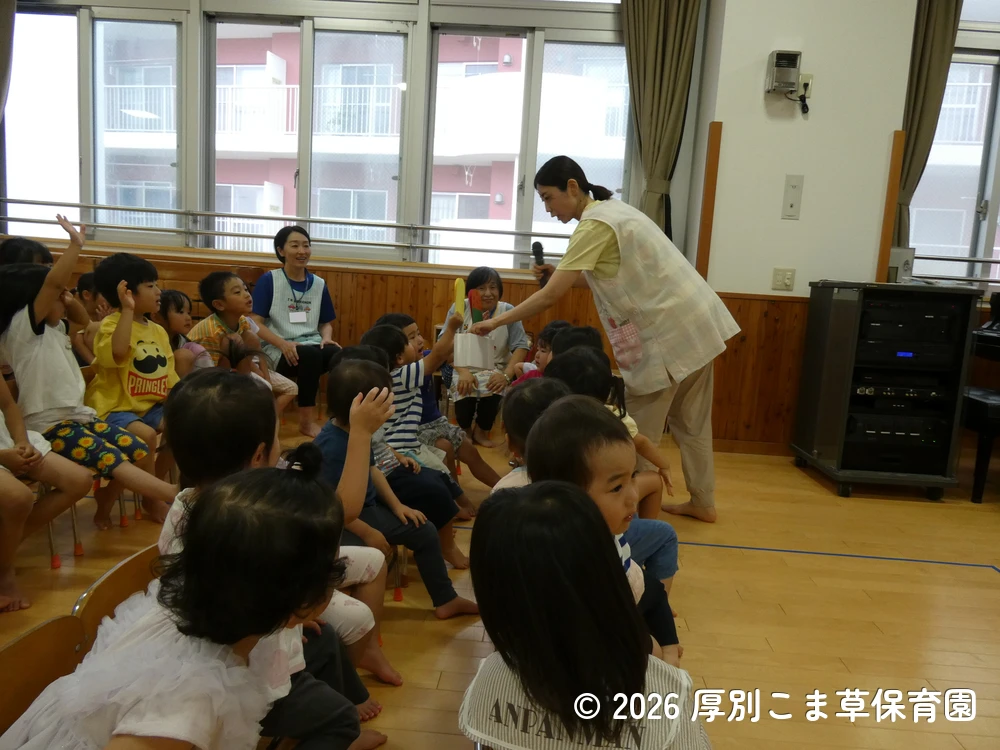 質問するクラスが書かれたアイスの形をしたくじを引いている子どもたちの様子