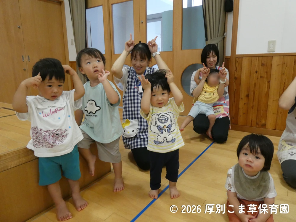 クラス発表をしているたんぽぽ組（１歳児）の子どもたちの様子