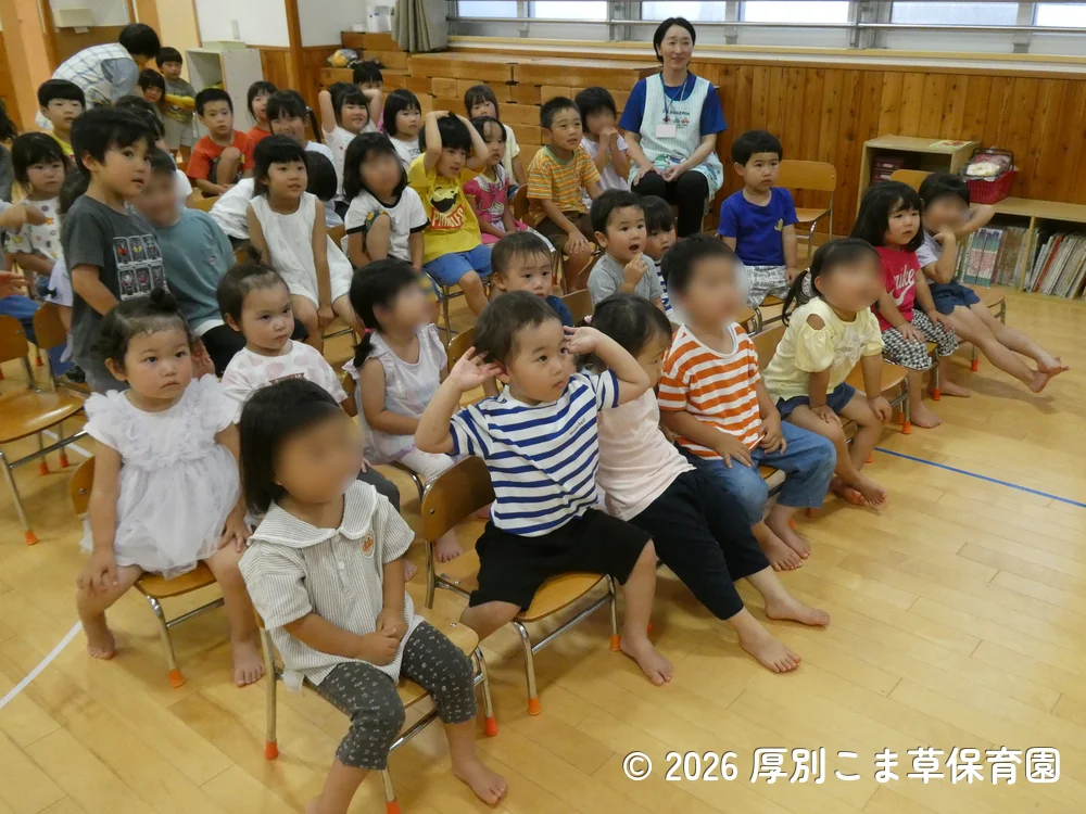 ペープサートを最後まで集中して見ている子どもたちの様子