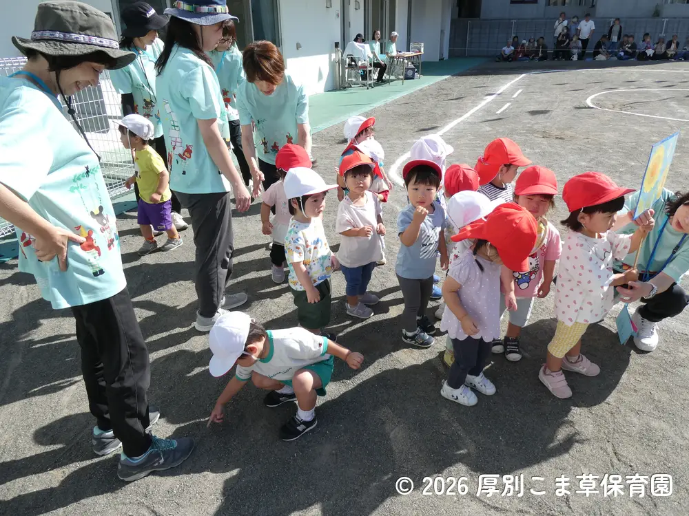 入場前に並んで待っているたんぽぽ組（１歳児）の子どもたちの様子