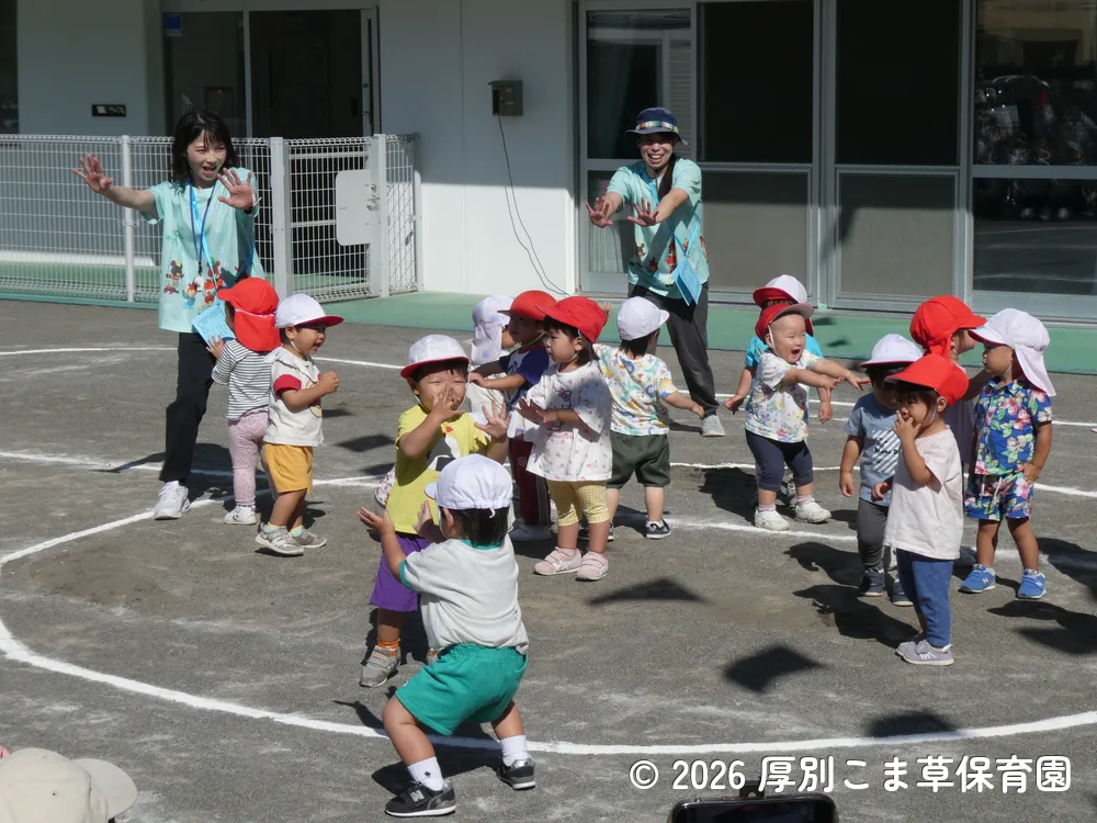 遊戯「バナナのおやこ」を楽しそうに踊っているたんぽぽ組（１歳児）の子どもたちの様子