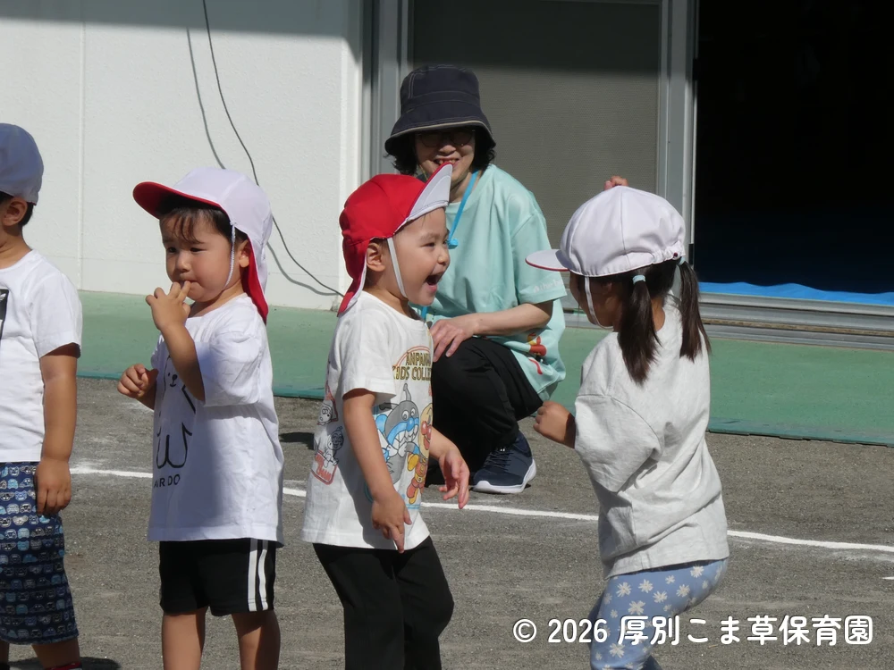 遊戯「ポポポポポーズ」を楽しそうに踊っているちゅうりっぷ組（２歳児）の子どもたちの様子