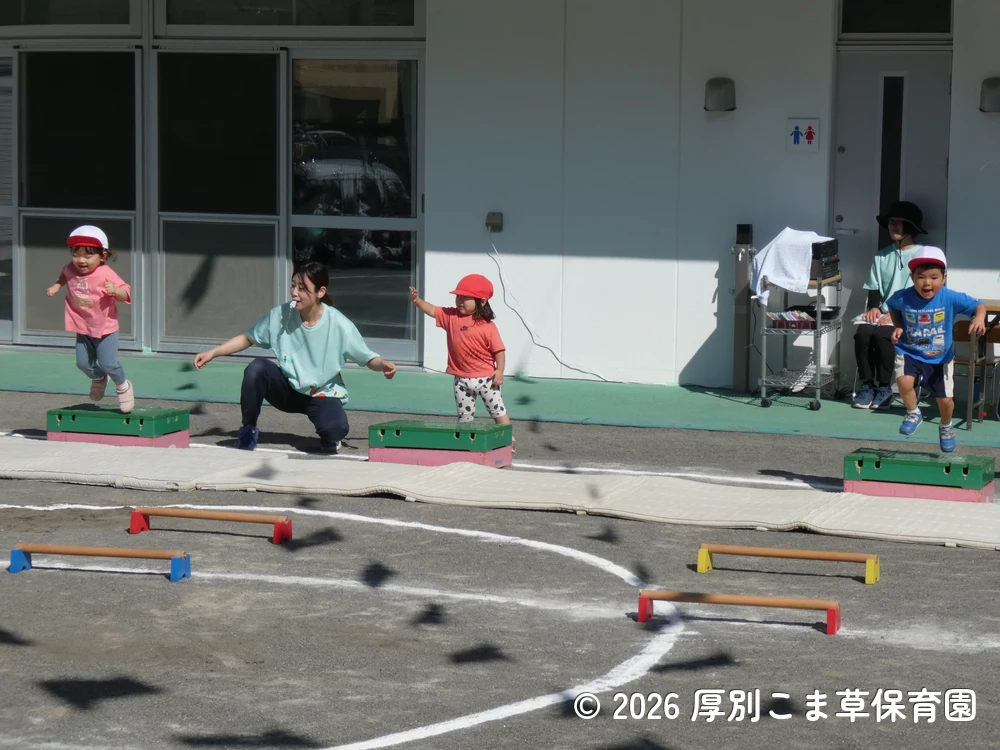体育遊びに出場しているちゅうりっぷ組（２歳児）の子どもたちの様子