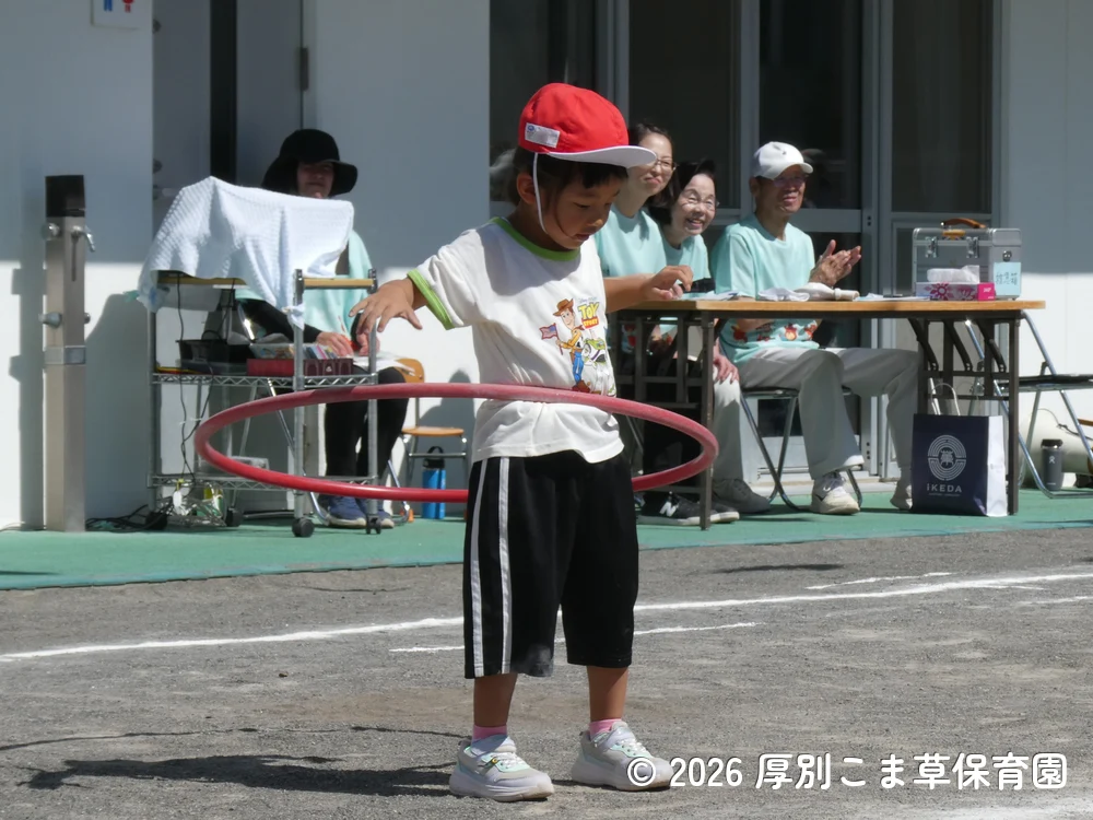 フラフープを上手に回しているあさがお組（３歳児）の様子