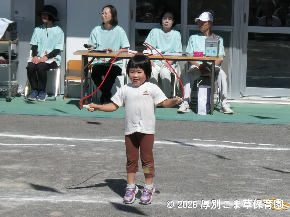 縄跳びを跳んでいるすみれ組（４歳児）の様子