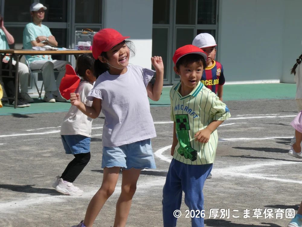 遊戯「ぼくとステップ」を笑顔で踊っているすみれ組（４歳児）の子どもたちの様子