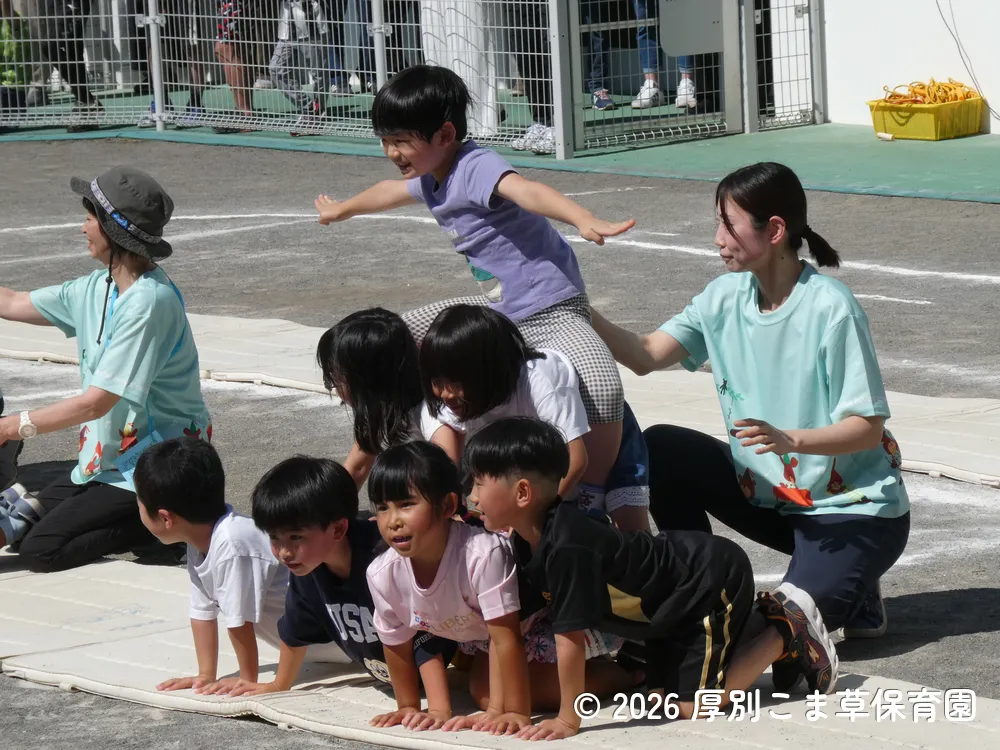 組体操で「ピラミッド」のポーズをしているひまわり組（５歳児）の子どもたちの様子