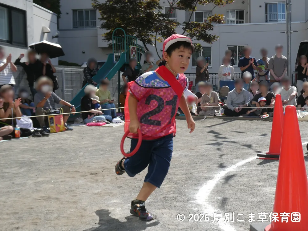 リレーで一生懸命走っているひまわり組（５歳児）の様子