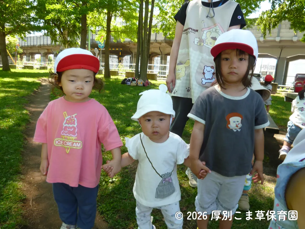小さなお友だちと手をつないでくれているちゅうりっぷ組（２歳児）の子どもたちの様子