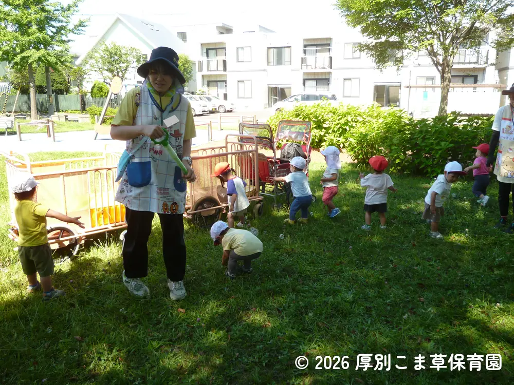 しゃぼん玉遊びをしているたんぽぽ組（１歳児）の子どもたちの様子