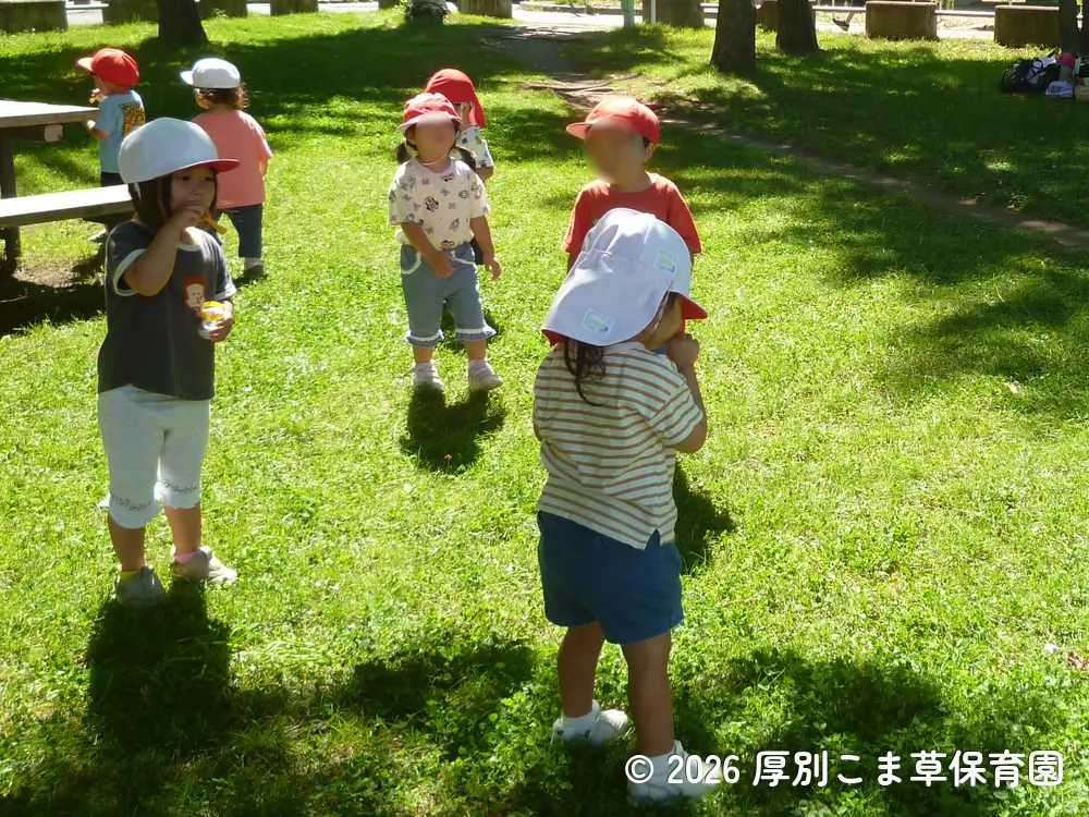 しゃぼん玉遊びをしているちゅうりっぷ組（２歳児）の子どもたちの様子