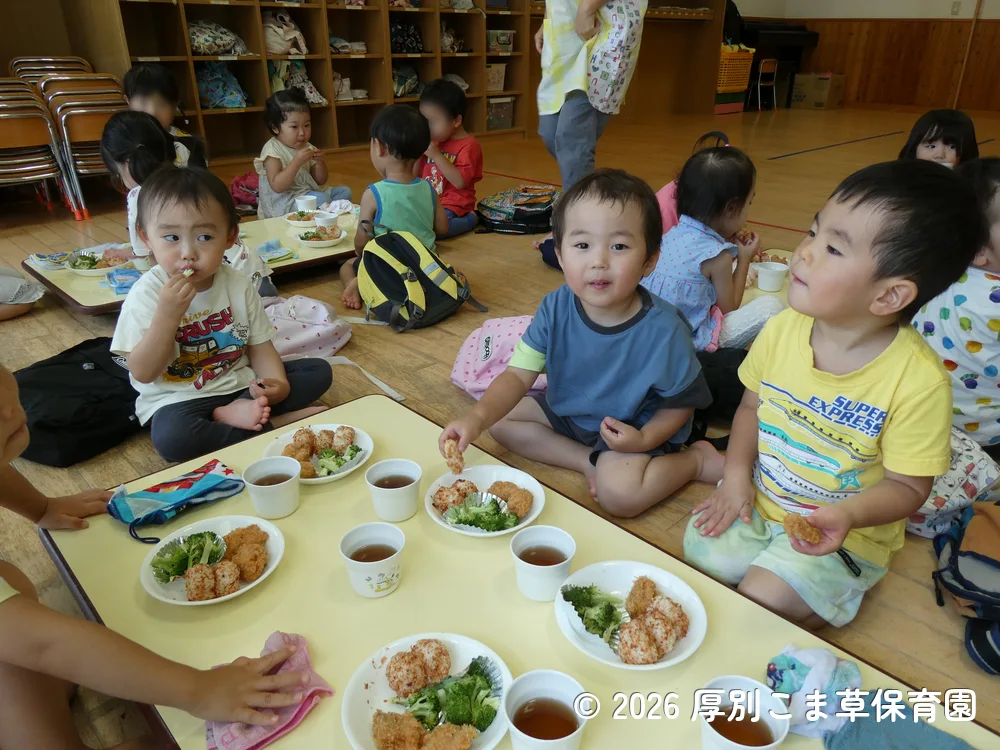 お昼ごはんを食べているちゅうりっぷ組（２歳児）の子どもたちの様子