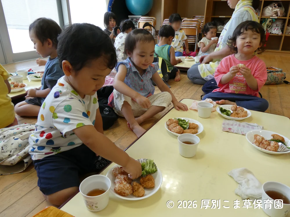 お昼ごはんを食べているちゅうりっぷ組（２歳児）の子どもたちの様子