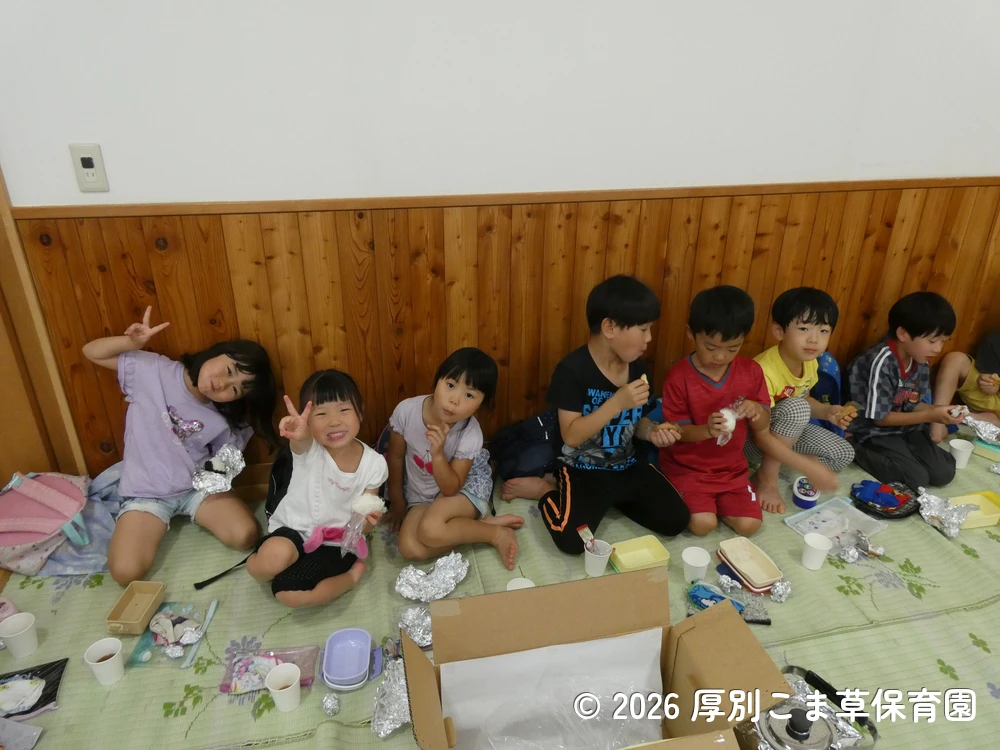 みんなで仲良くお昼ごはんを食べている３歳児以上の子どもたちの様子