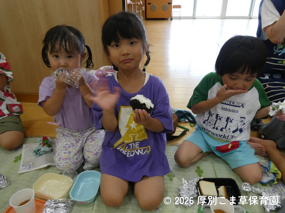 みんなで仲良くお昼ごはんを食べている３歳児以上の子どもたちの様子