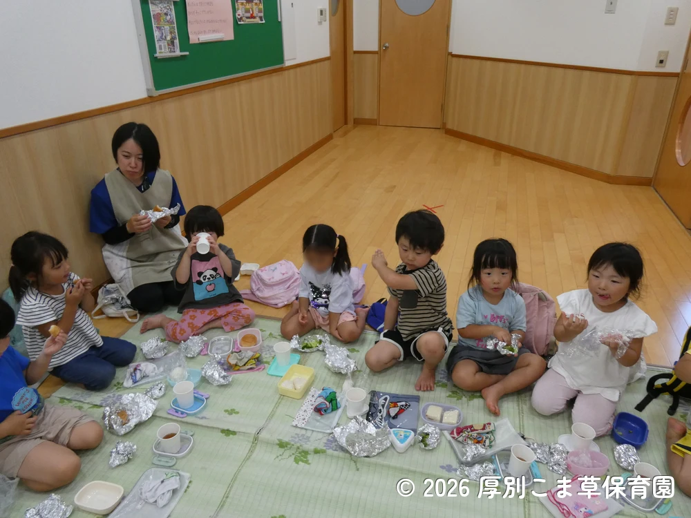 みんなで仲良くお昼ごはんを食べている３歳児以上の子どもたちの様子