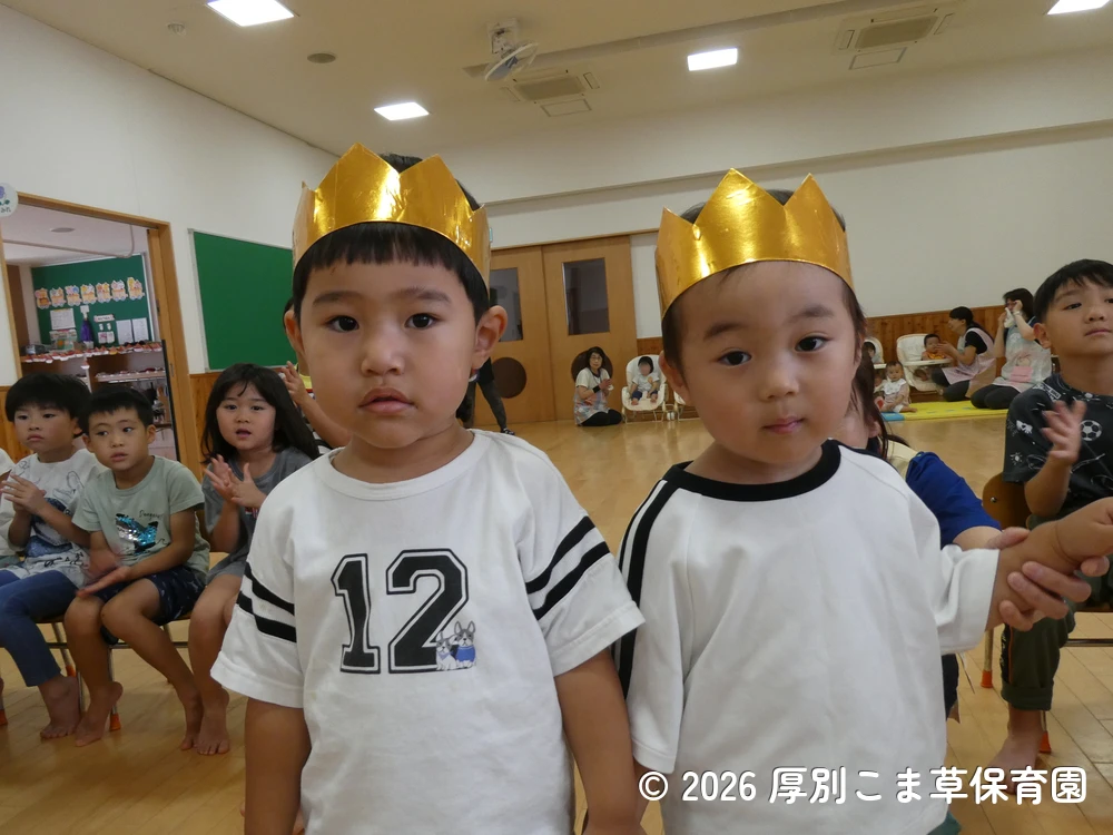 音楽に合わせて色々な表情を見せながら入場する誕生児の子どもたちの様子