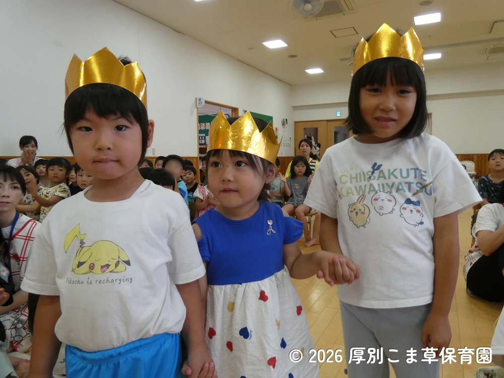 音楽に合わせて色々な表情を見せながら入場する誕生児の子どもたちの様子