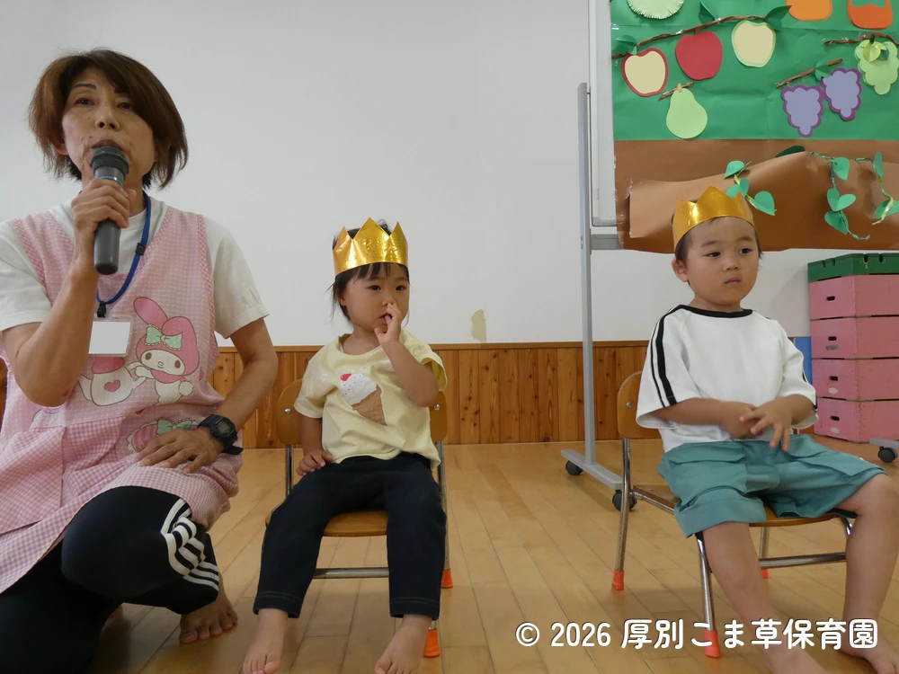 司会の先生の質問に答えている誕生児の子どもたちの様子