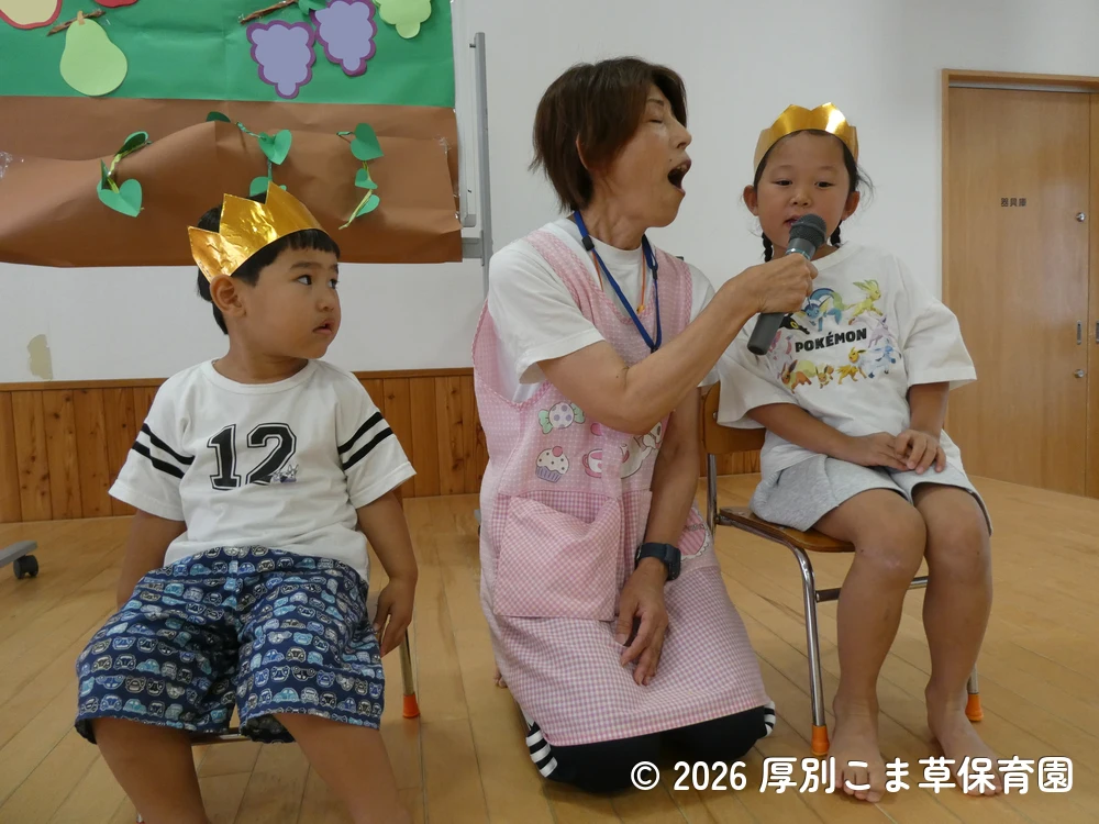 司会の先生の質問に答えている誕生児の子どもたちの様子