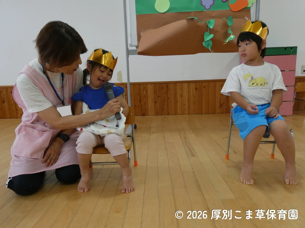 司会の先生の質問に答えている誕生児の子どもたちの様子
